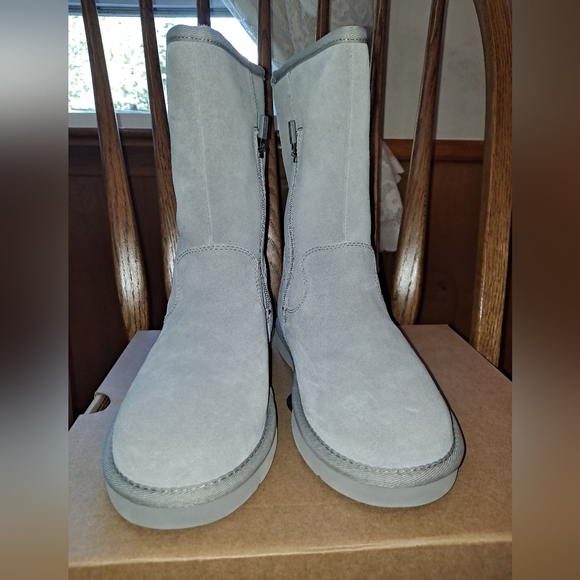 Women's size 6 gray UGG boots - Picture 1 of 6